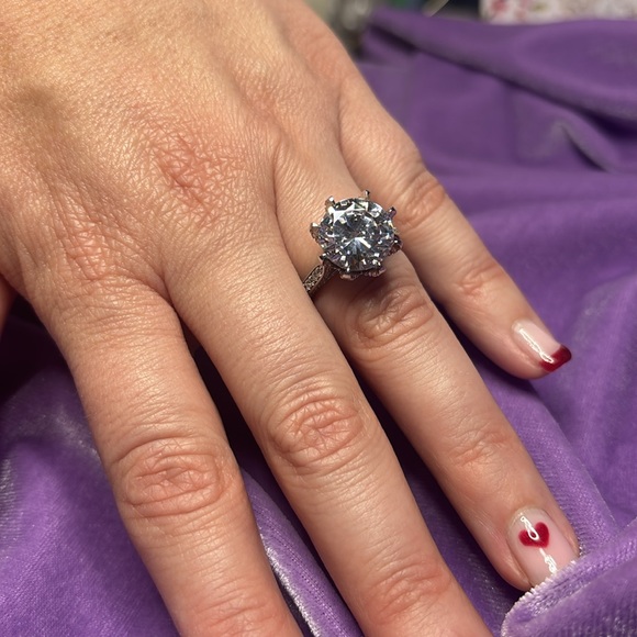 π βοΈ π Magical describes it! Travel Ring For A Queen π Glorious 6 carats. #EA42 - Picture 2 of 12